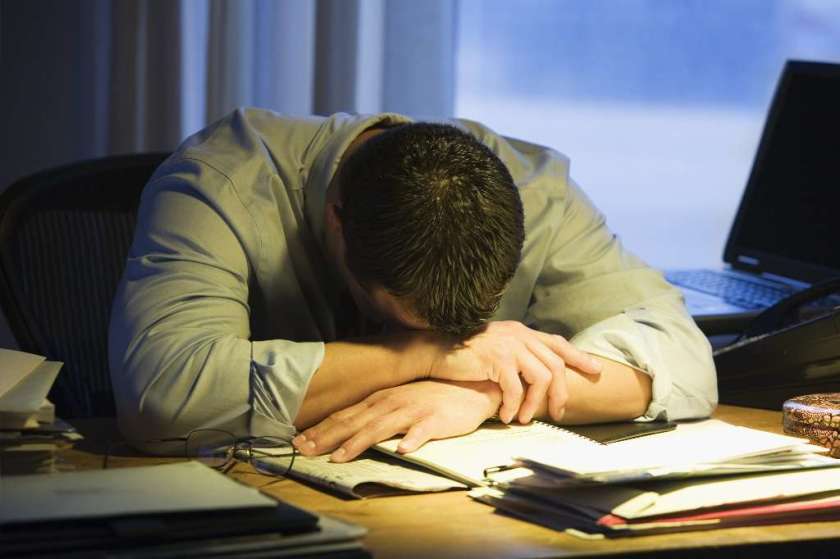 Aleja el ordenador de las piernas, hombre durmiendo.